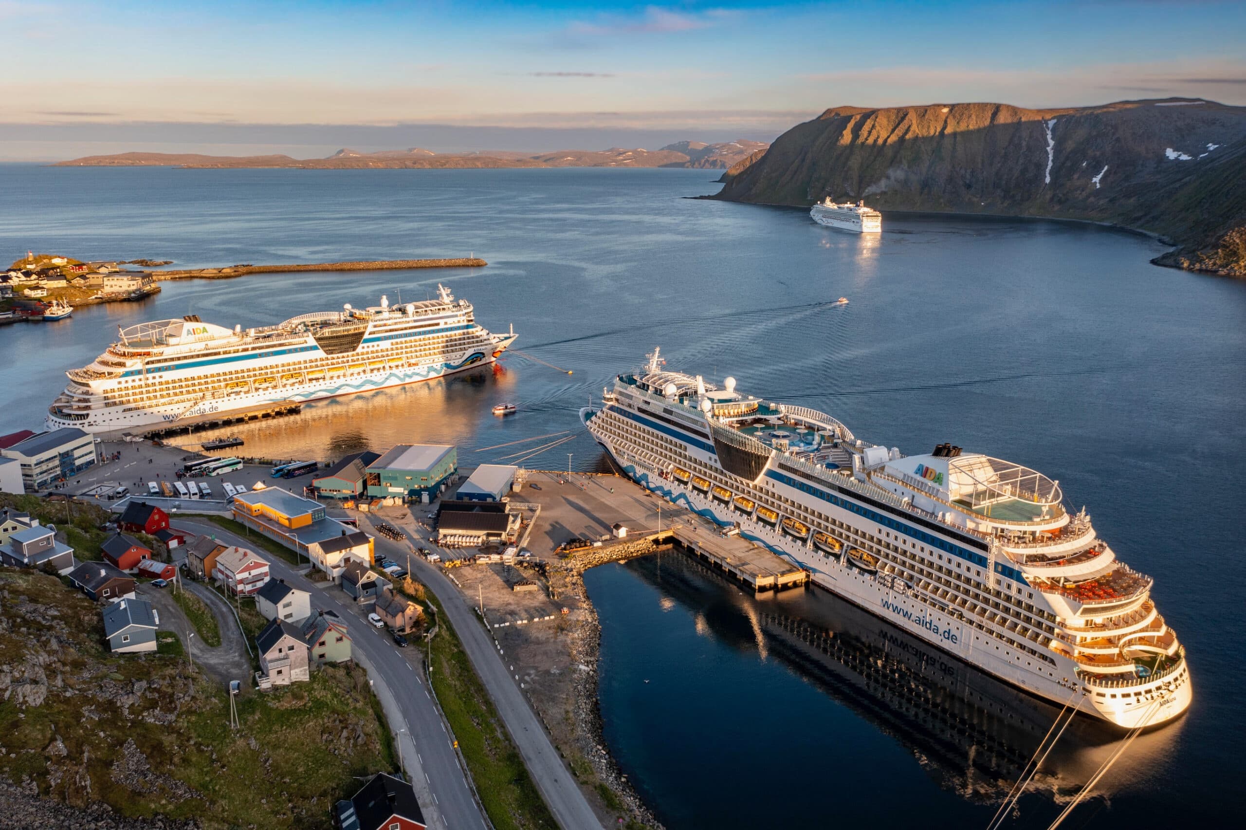 North Cape Experience: Bus to Nordkapp, Sami Encounters & Arctic Cliffs
