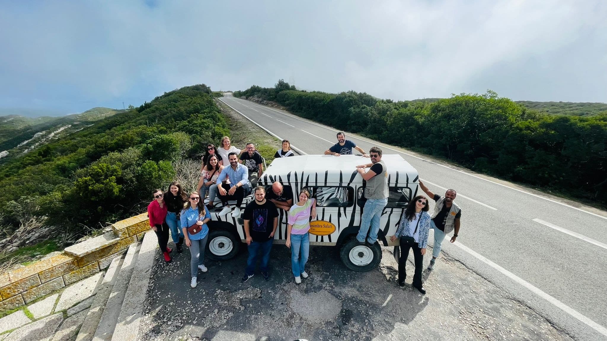 Jeep Tour pela Arrábida, Azeitão e Prova de Vinhos — Off-Road Views and Wine Tasting near Lisbon