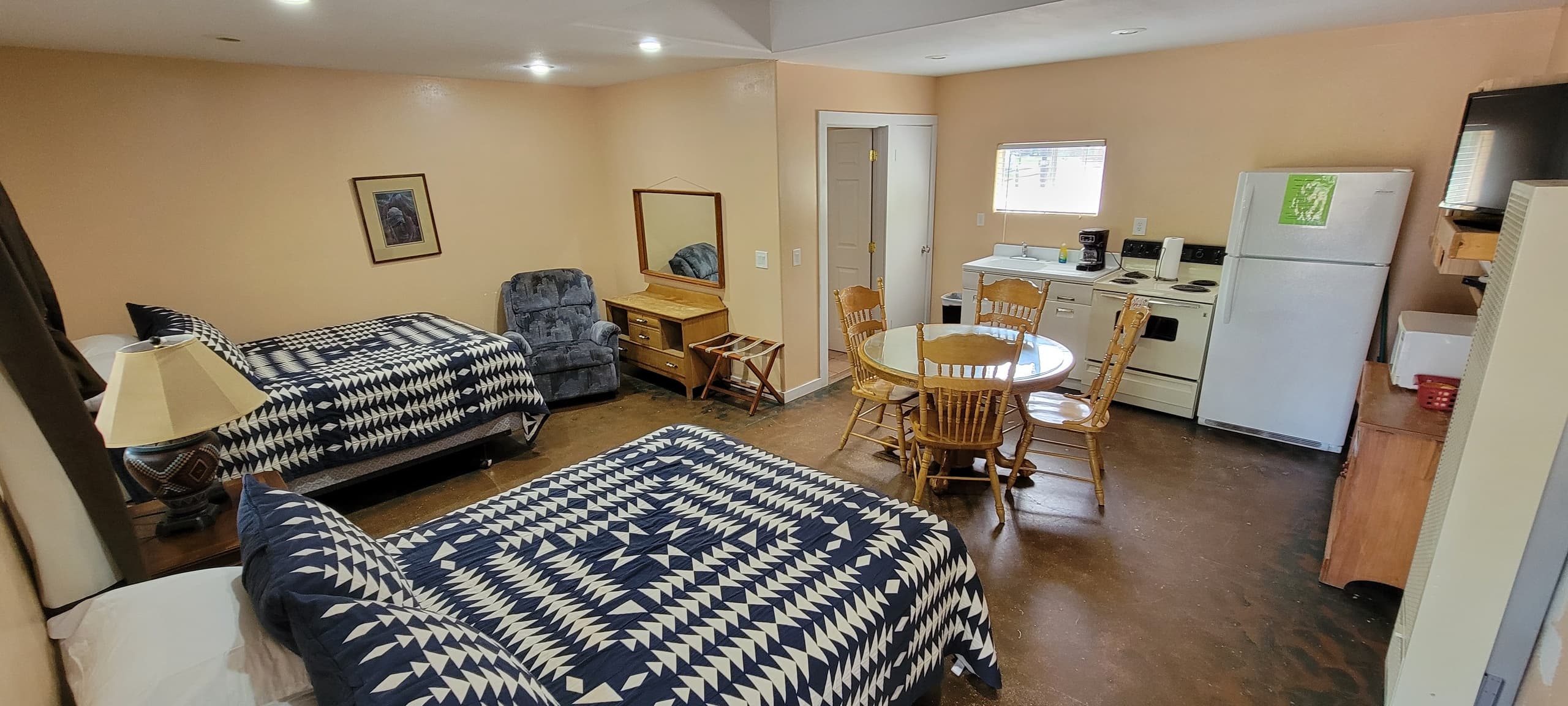 Outdoor Stay at The Sierra: Comfort in StoneWall Lodge