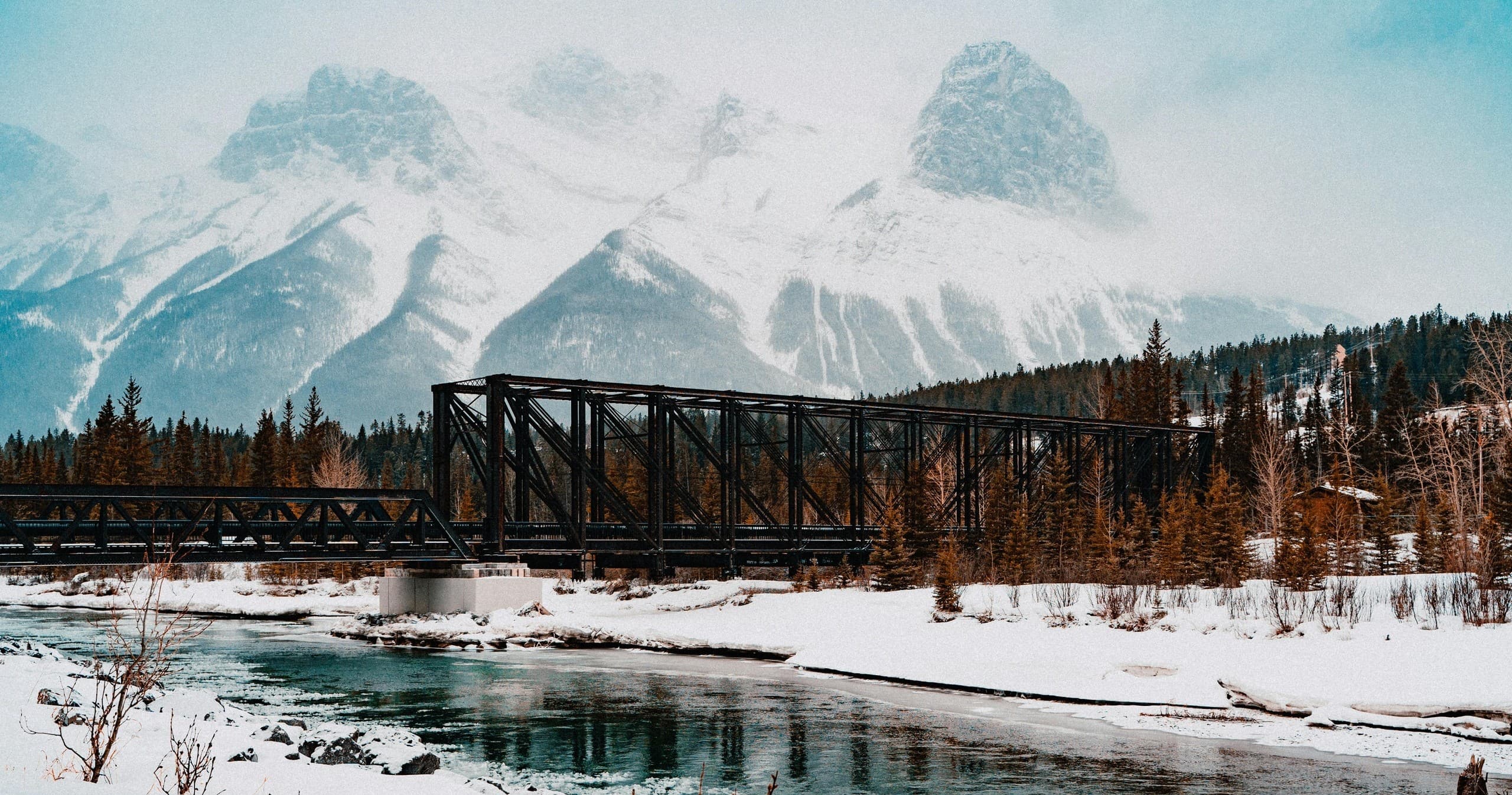 Seamless Shuttle Service from Calgary Airport to Canmore in the Canadian Rockies
