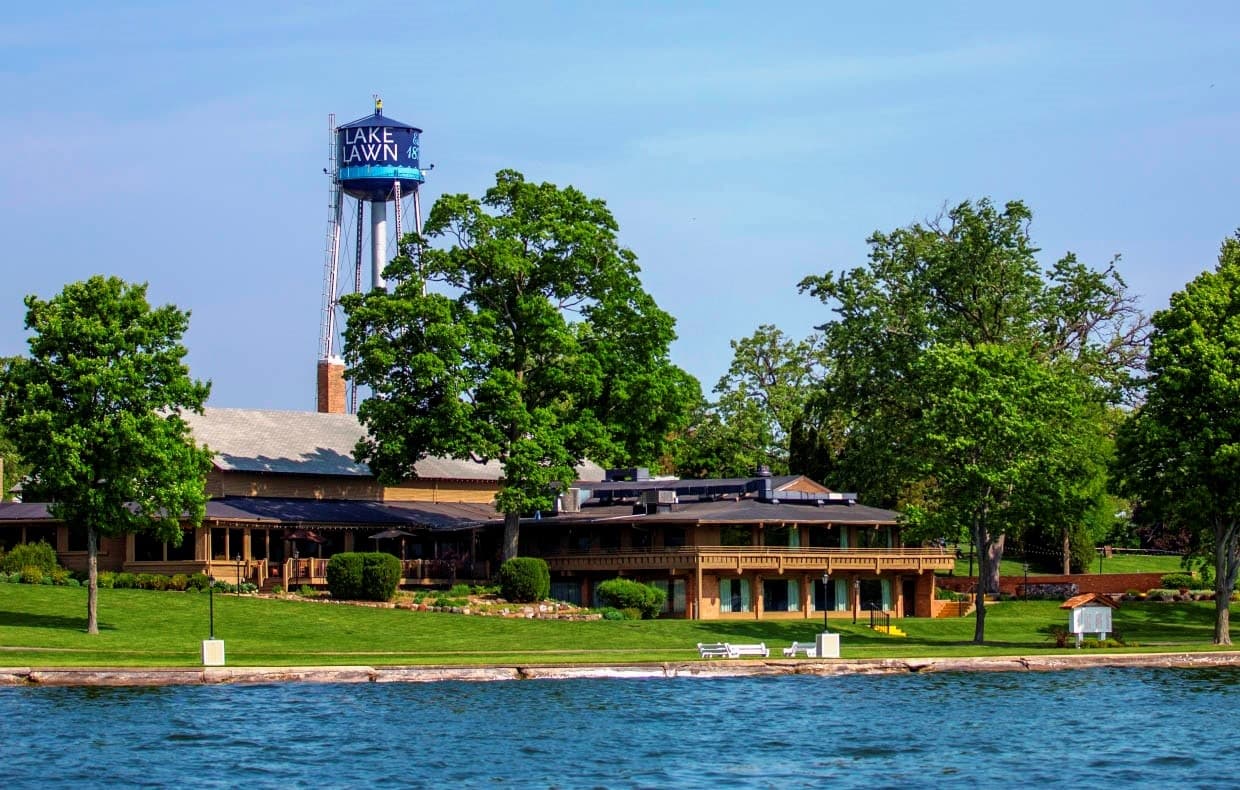 Lake Lawn Queen Scenic Tour in Delavan, Wisconsin