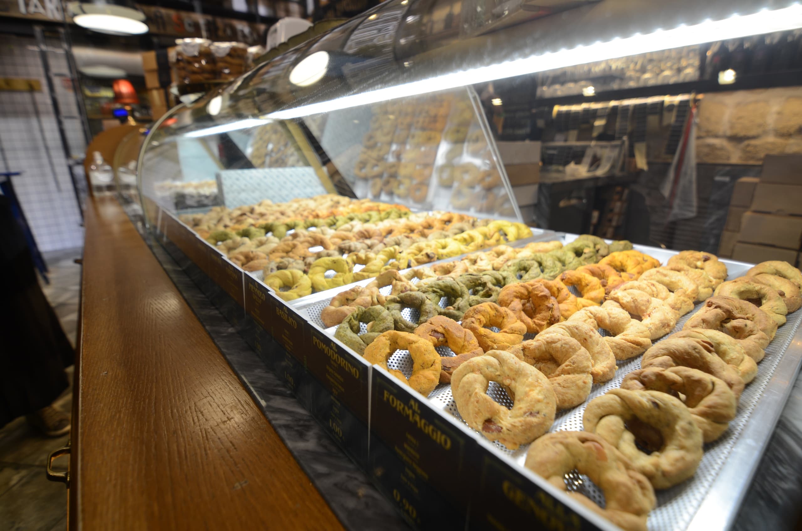 Napoli Street Food Tour & Wine with Keys of Italy