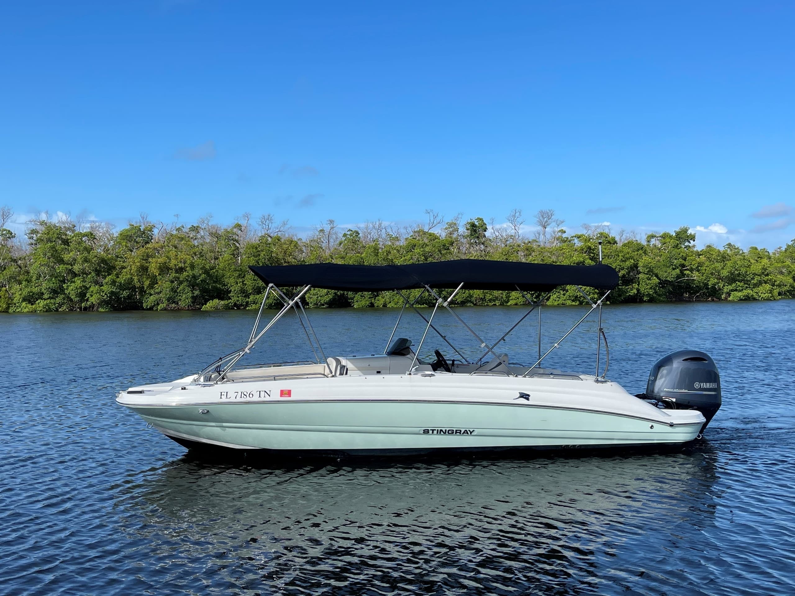 Explore Fort Myers Waters on a 22′ Stingray Deck Boat