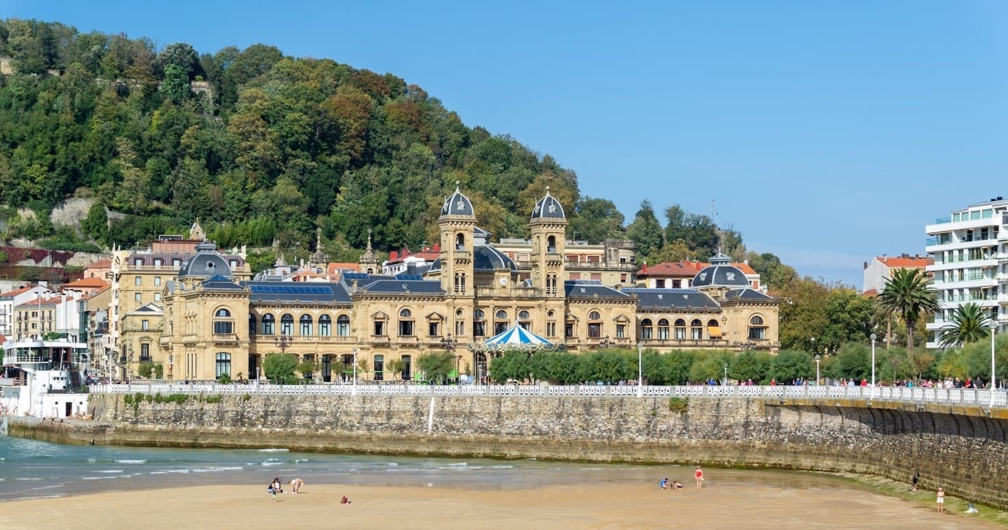 City & Nature Walks in San Sebastián with Bidai