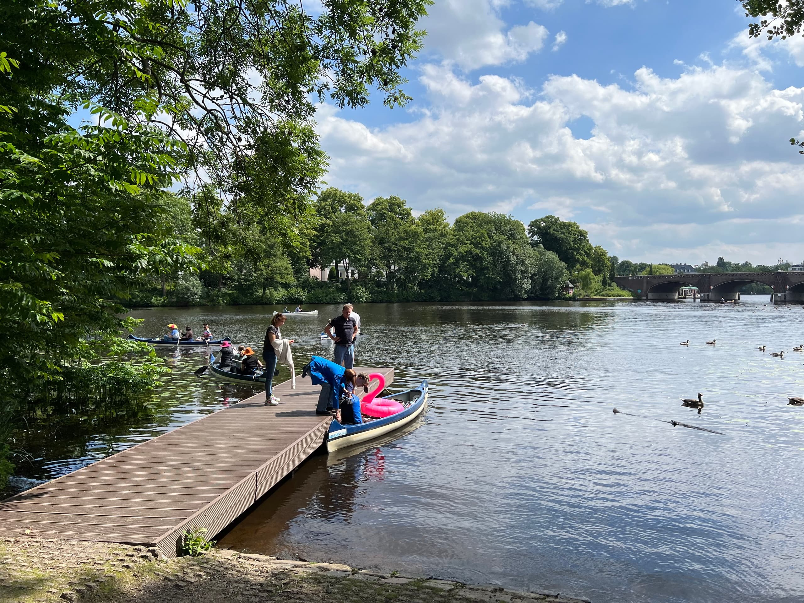 Kanu & BBQ Romantiktour Eppendorf: Paddle Hamburg’s Canals and BBQ at Haynspark