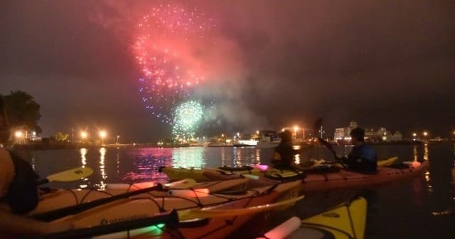 Paddle the City Lights: Chicago Night Kayak & Navy Pier Fireworks
