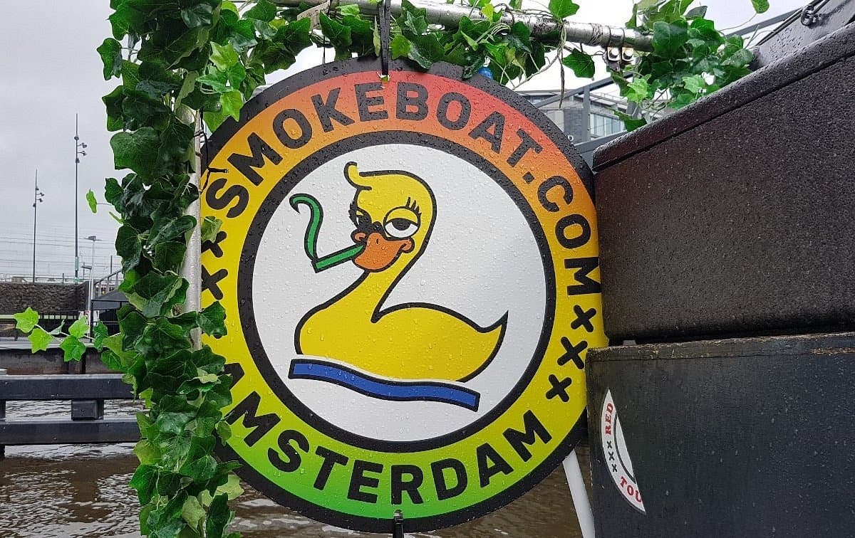 Float, Smoke, and Sightsee: Private Smoke Boat Tours on Amsterdams Canals