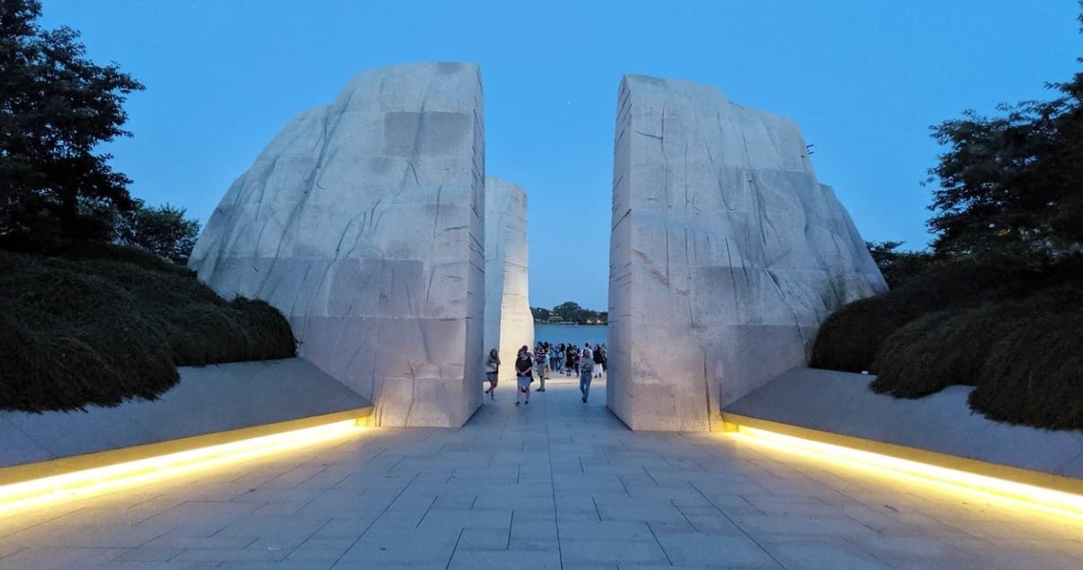 DC at Dusk: Private Glass Roof Bus Tour Experience