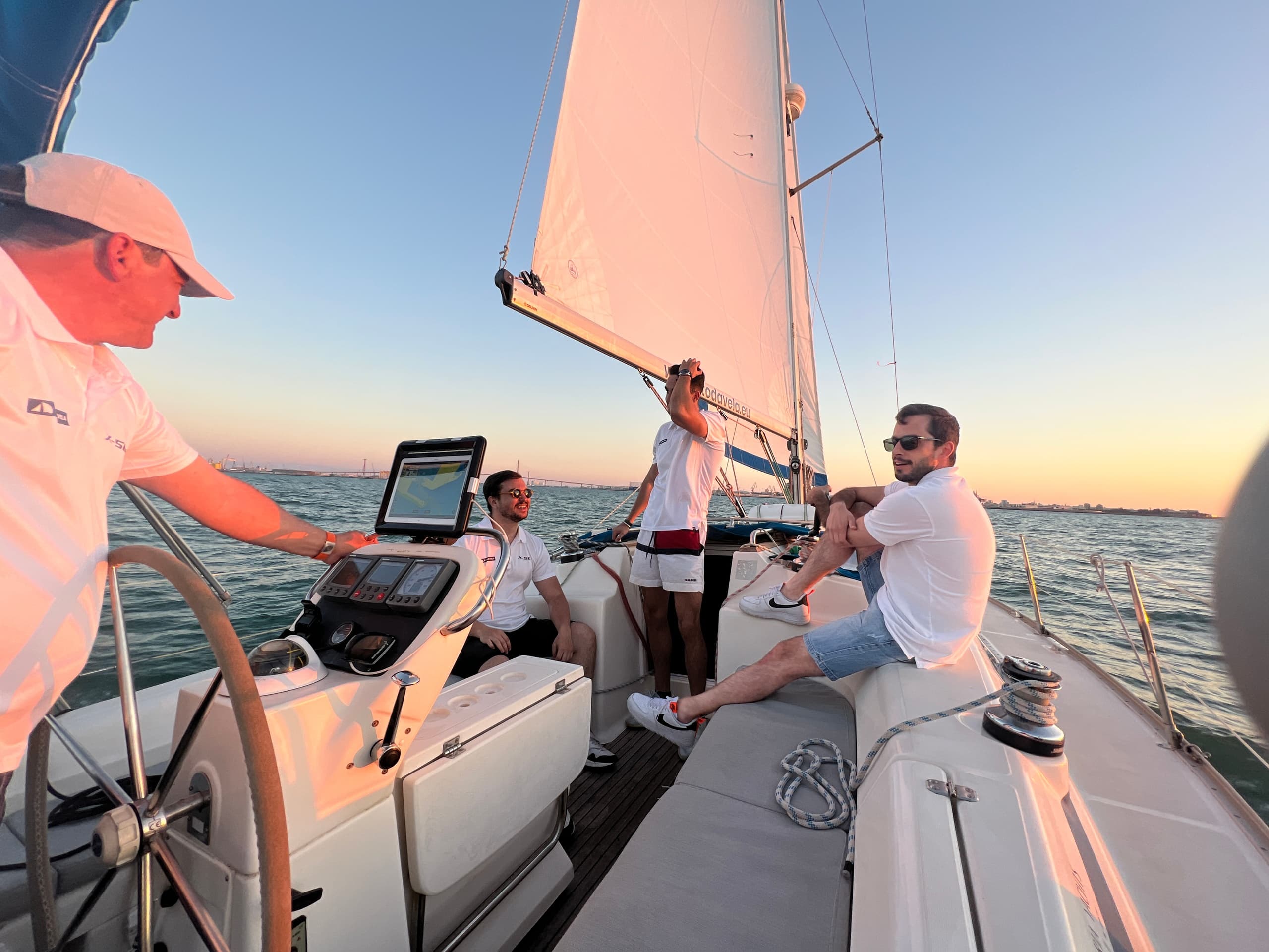 Wind and City: 6-Hour Private Sail Across Cádiz Bay photo 3