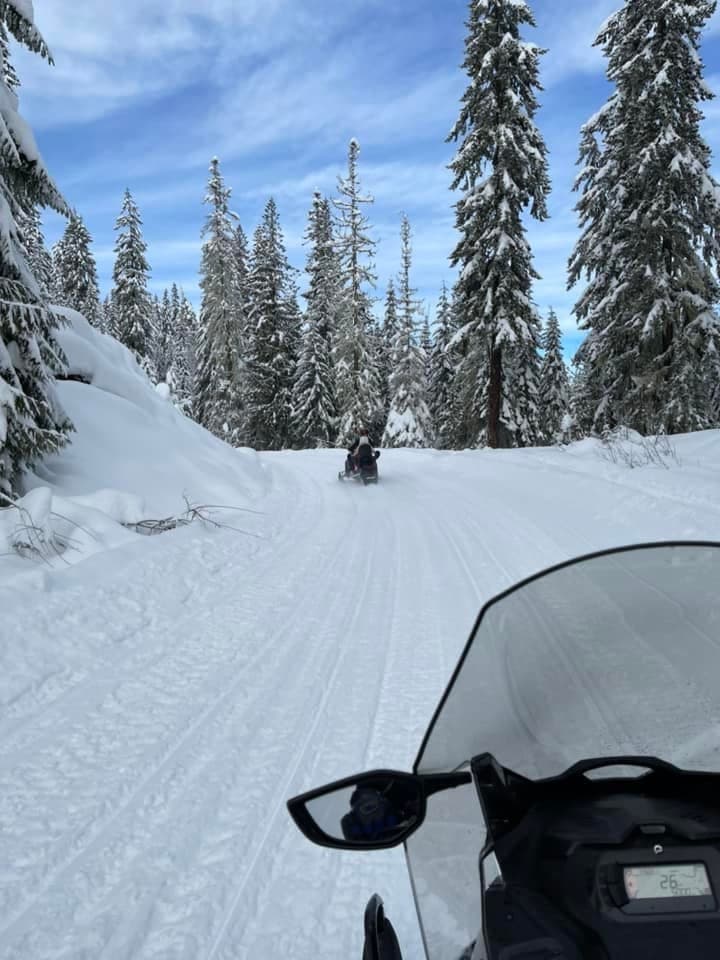 Explore Washington’s Wilderness: 1 Hour Family-Friendly Snowmobile Tour Near Cle Elum