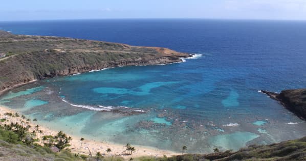 Panoramic Hawaiian bay with turquoise waters and coastal hike views