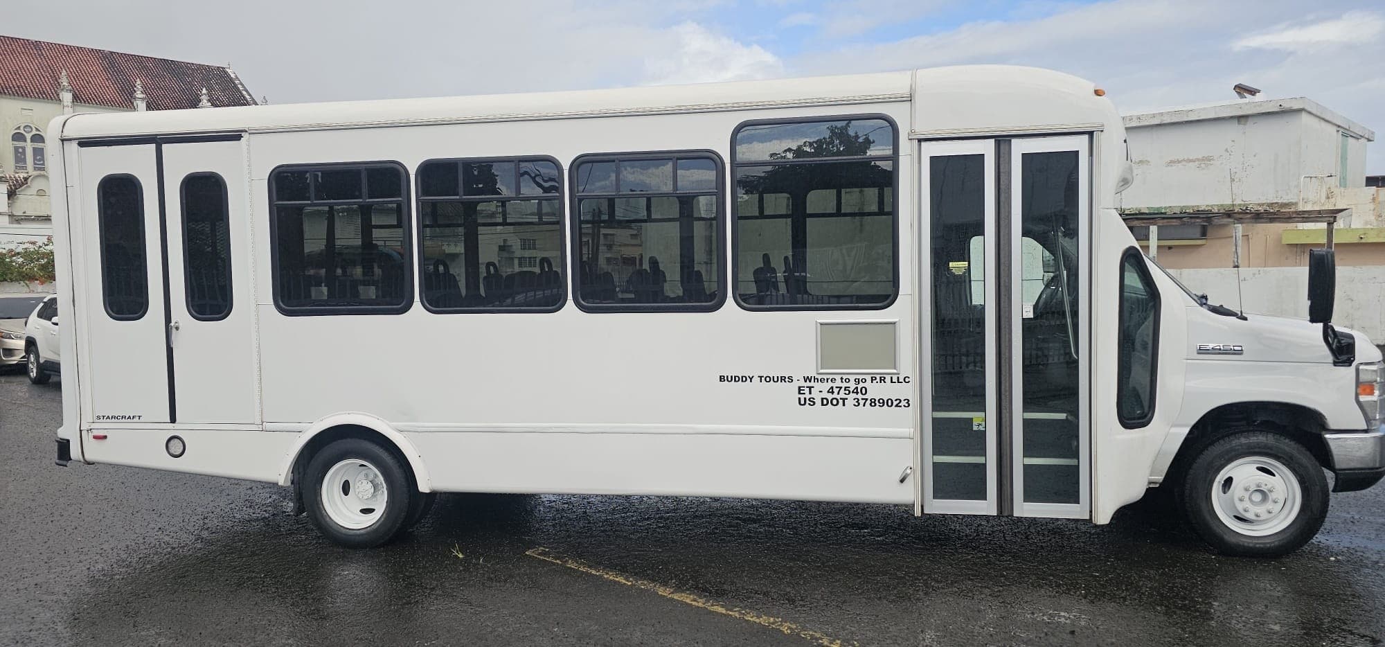 Vehiculo Private Shuttle - Personalized Door-to-Door Transport