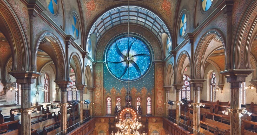 Grand interior nave with stained-glass oculus and chandeliers