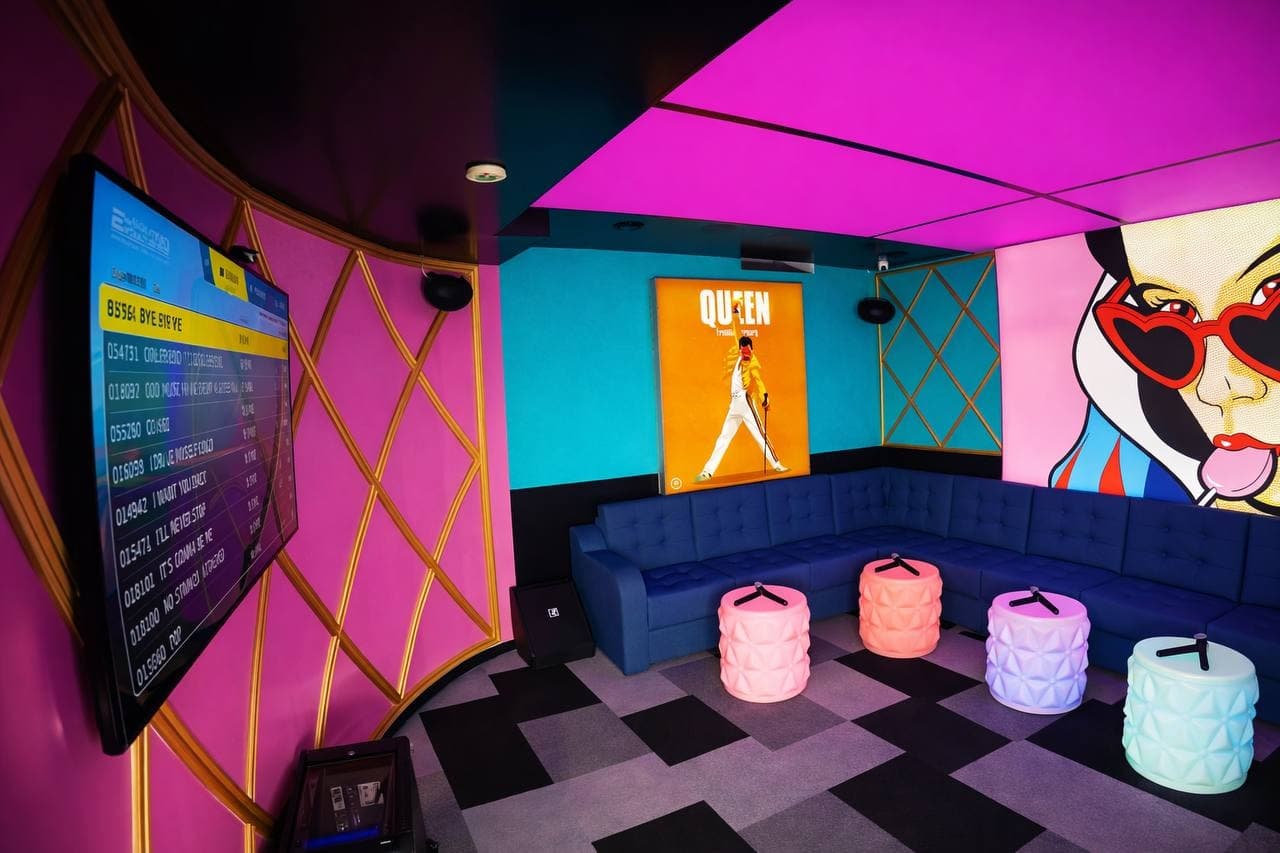 Private Karaoke Comics Room: Pop Art Karaoke in Budapest with 75,000 Songs photo 2
