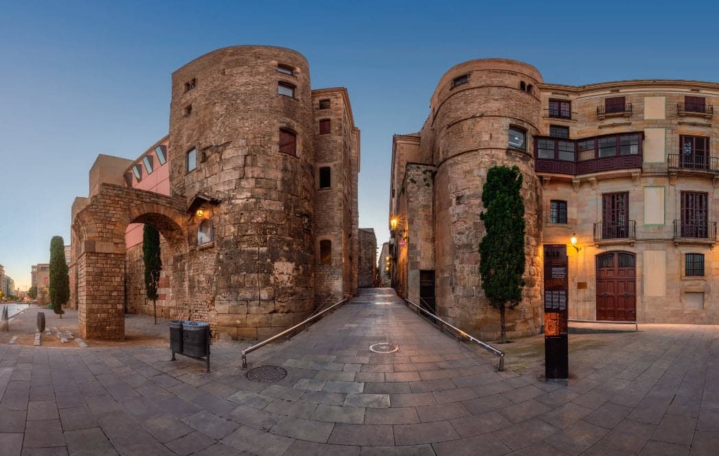 Old Town Walking & Tapas with Photo Bike Tour Barcelona