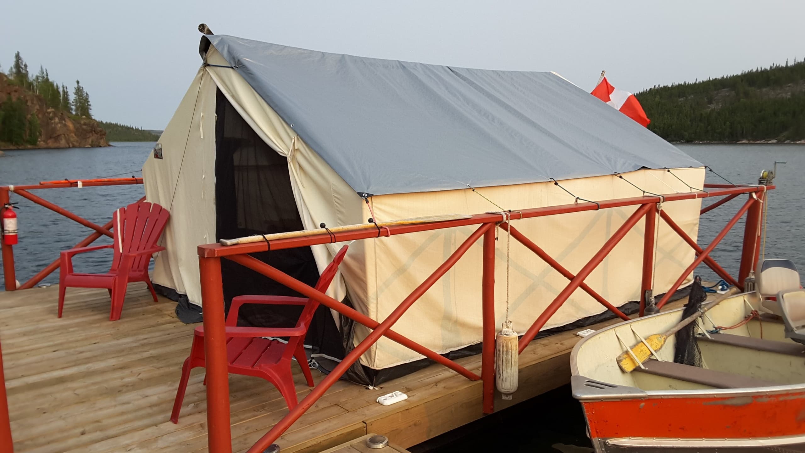 Graham Lake Floating Tent Camp - JOEY: Movable Glamping, Aurora & Trophy Fishing Near Yellowknife
