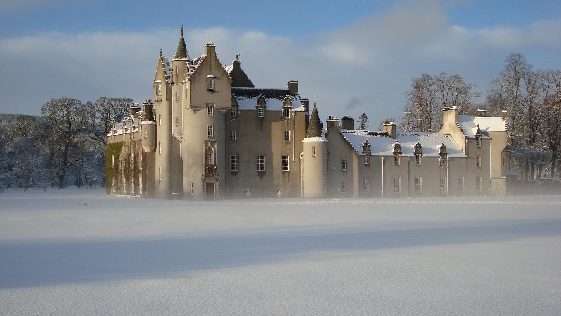 Ballindalloch Castle Gardens: Scenic Grounds Entry in Scotland