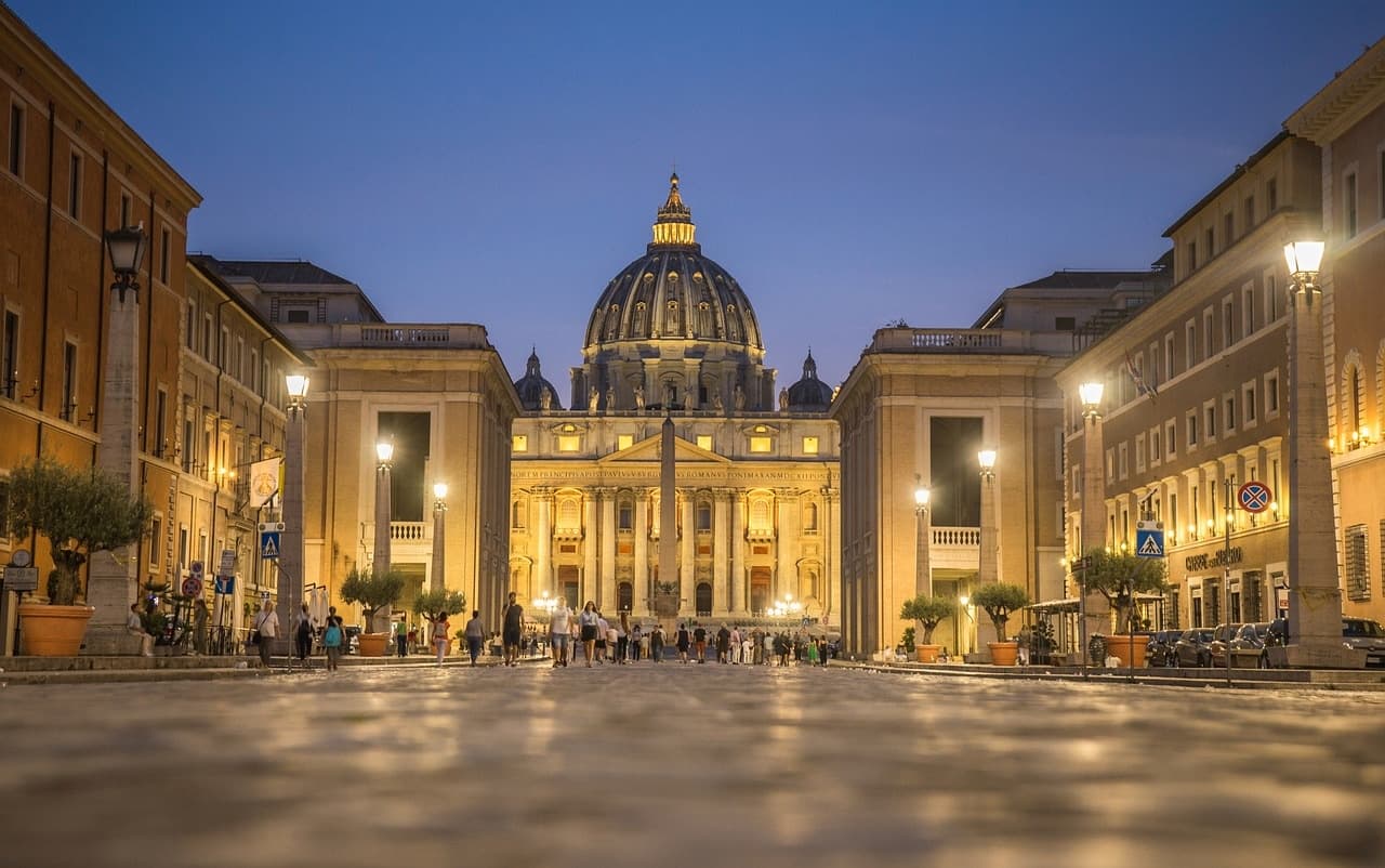 Cultural & Historical Tour of Vatican with Walkative!