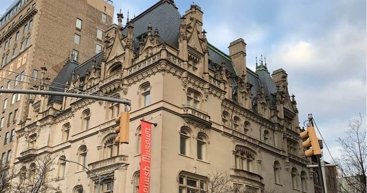 Gilded Age Mansions Walking Tour with Cicerone Travel