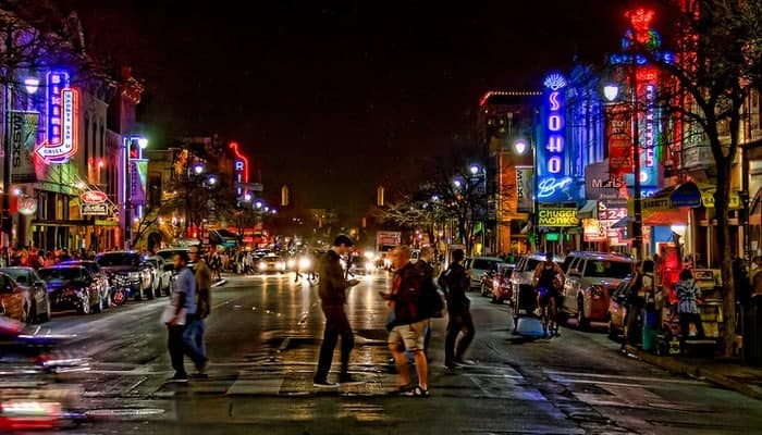 Experience The Ultimate Epic Austin Bar Crawl on 6th Street