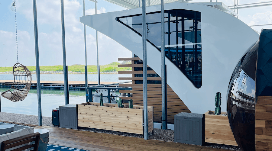 Water-Activities & Love and Boat LLC: Upscale Houseboat Stay