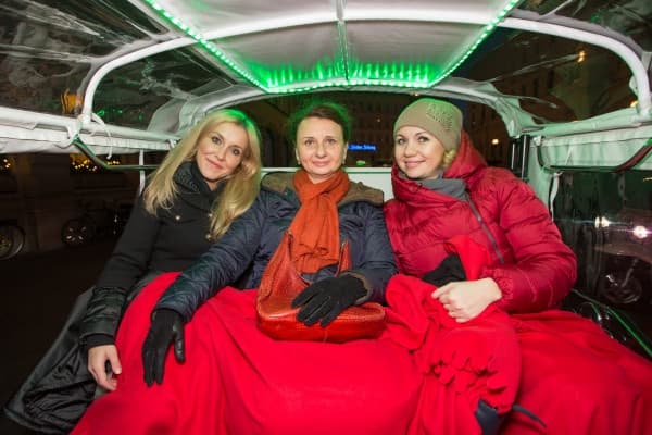 Festive City Tour & Christmas Markets with eTukTuk Zurich