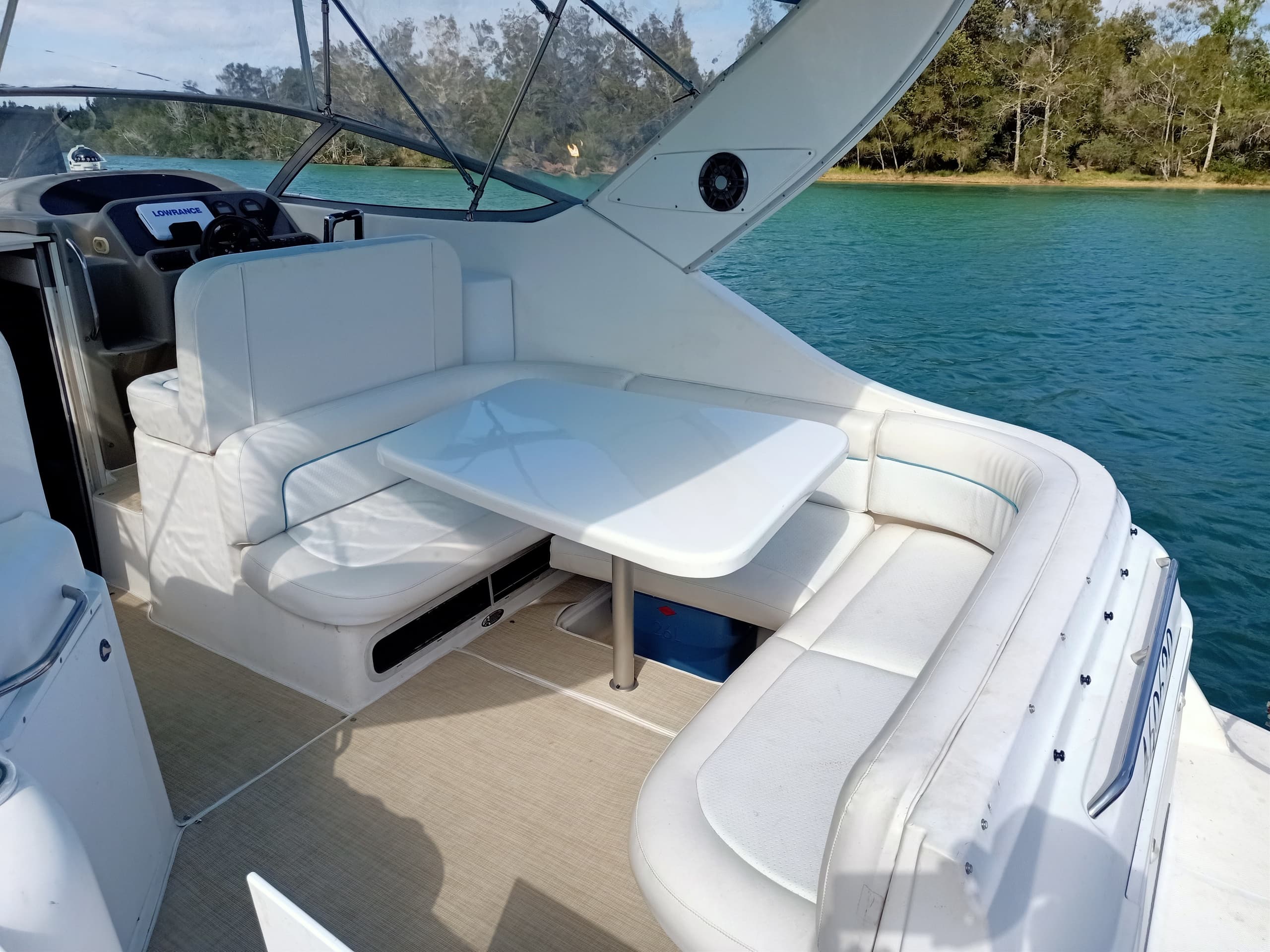 Luxury Bayliner Cruiser with Forster Houseboat Hire