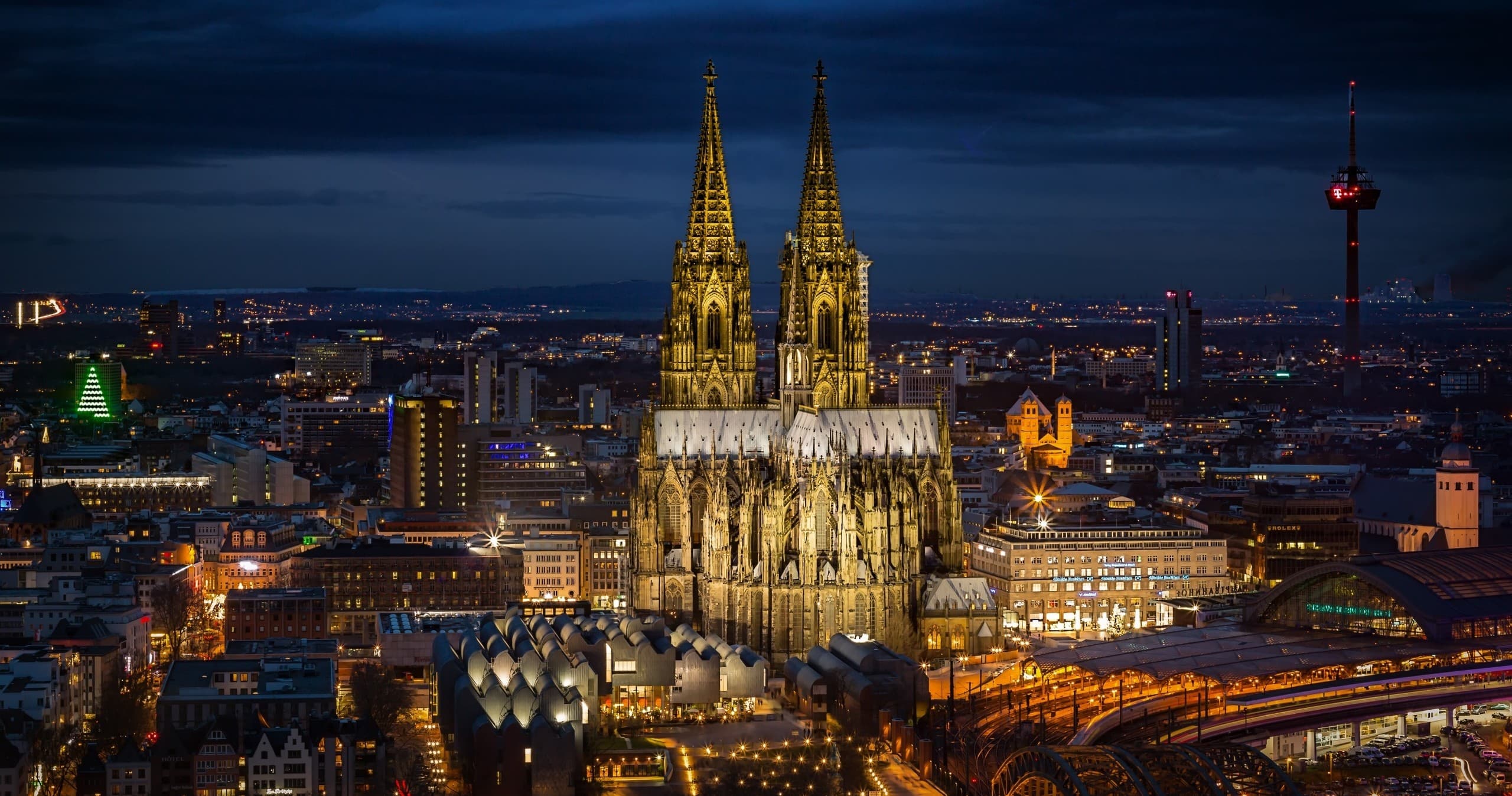 Nightlife Bar Tours in Cologne with PubCrawl Team