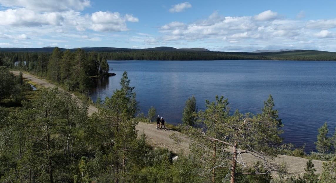 Levi to Äkäslompolo: Scenic Shuttle-and-Bike Ride Through Lapland Fells photo 1