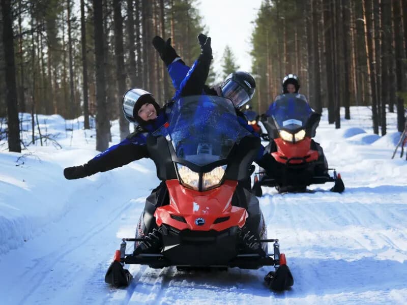 Beginner Snowmobiling in Saariselkä: 1.5-Hour Lapland Arctic Intro