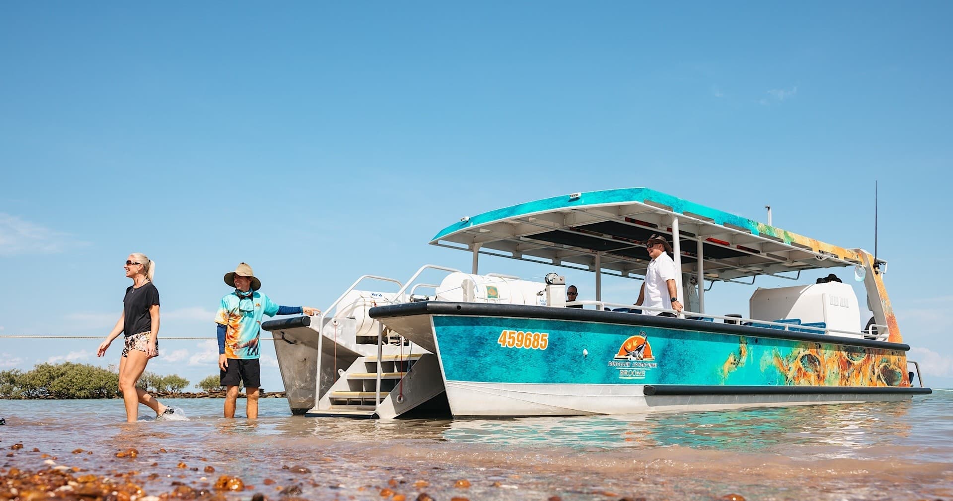 Roebuck Bay Dinosaur Footprints Cruise: Sparkling Wine & Gourmet Platters in Broome