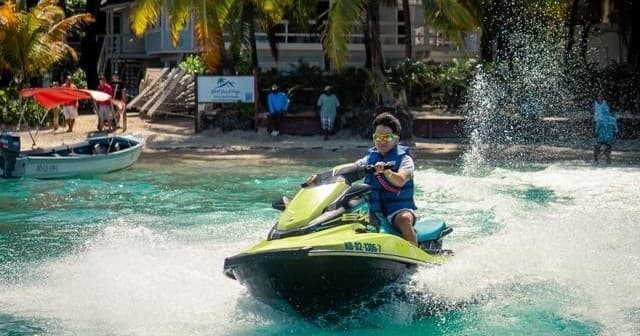 Jet Ski Adventure in Roatán: Thrilling Rides Over Caribbean Reefs