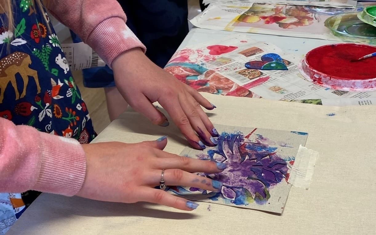 Leaf Printing Workshop: 45-Minute Tote Bag Craft for Kids in Broadway, England