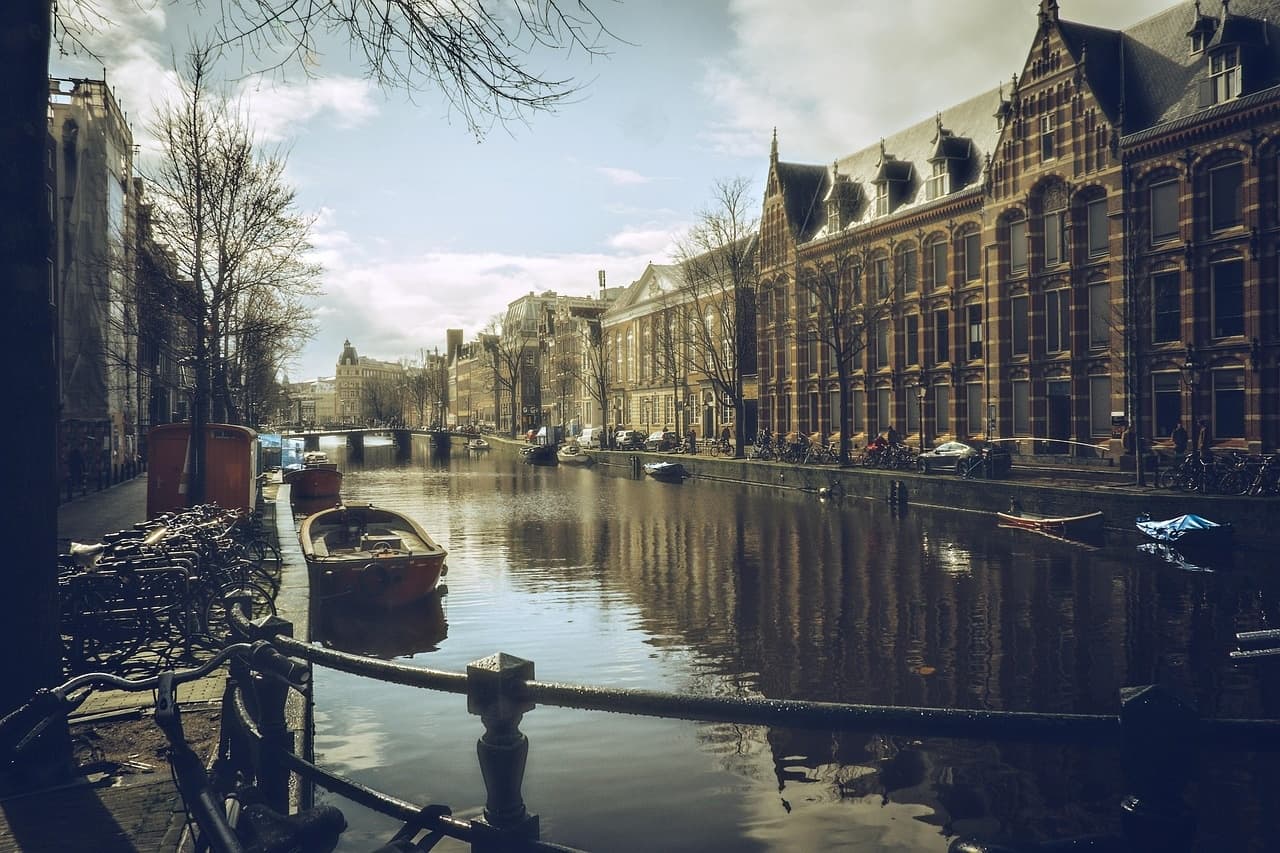 Explore Amsterdam in Italian: Free Walking Tour Through Canals and Flower Market photo 1