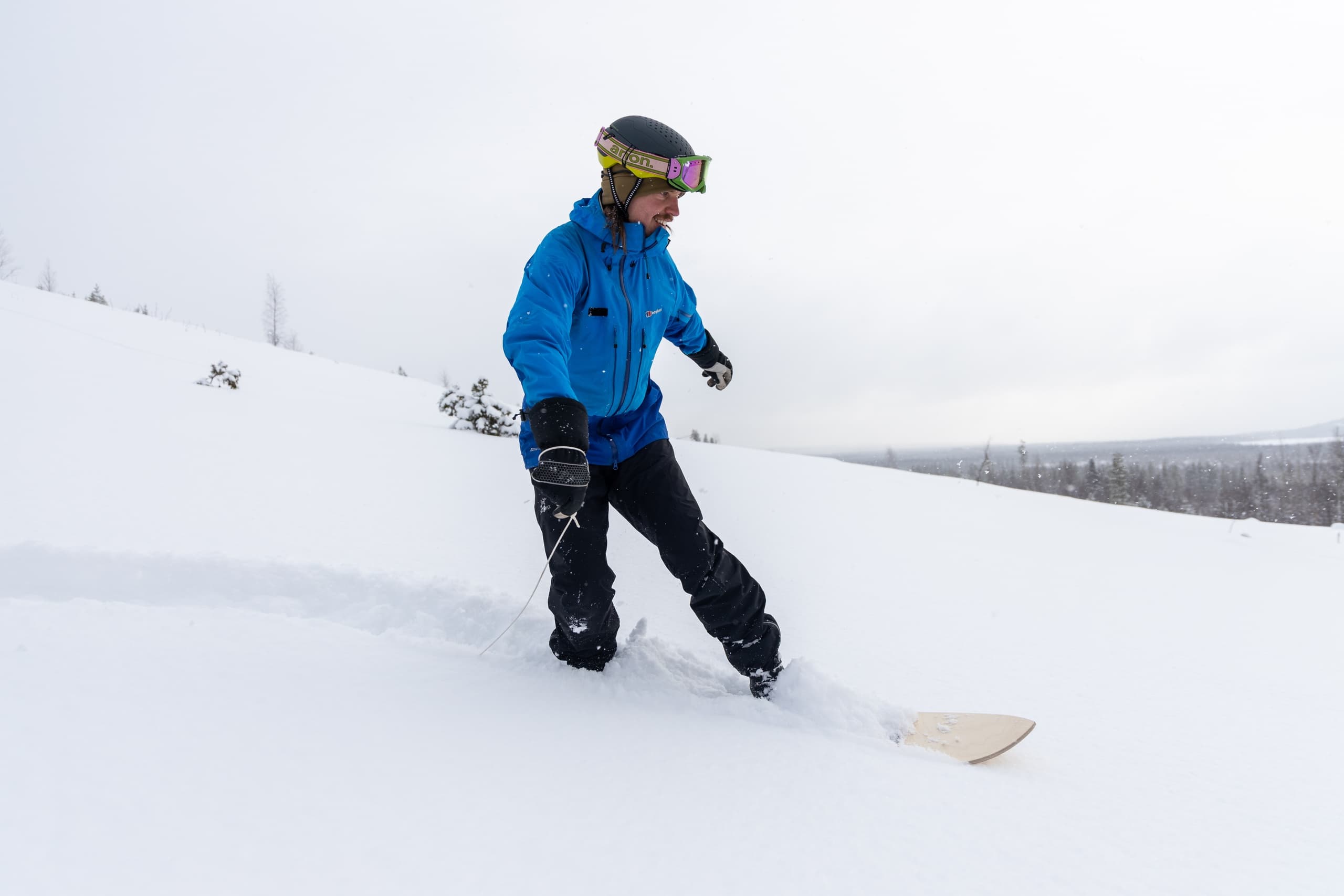Snow Surf Day Trip in Pyhäjärvi: Powder Snow Surfing & Snowshoe Adventure photo 3