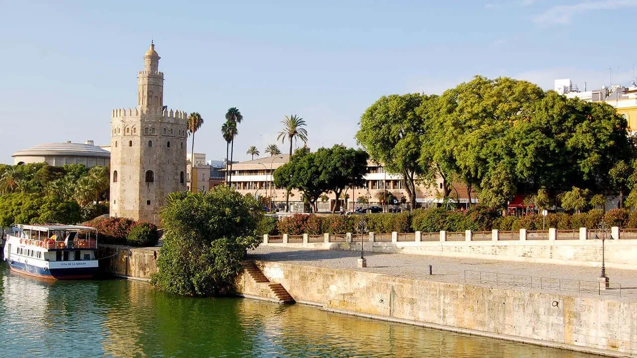 Explore Sevilla’s Alcázar, Giralda, and Cathedral: A Guided Tour of History and Architecture