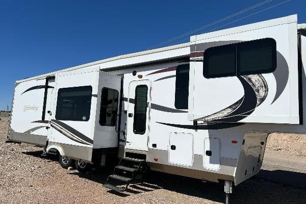 Lake Havasu RV Retreat: 2018 Palomino Columbus 40 (5 Slide-Outs) for Waterfront Adventure