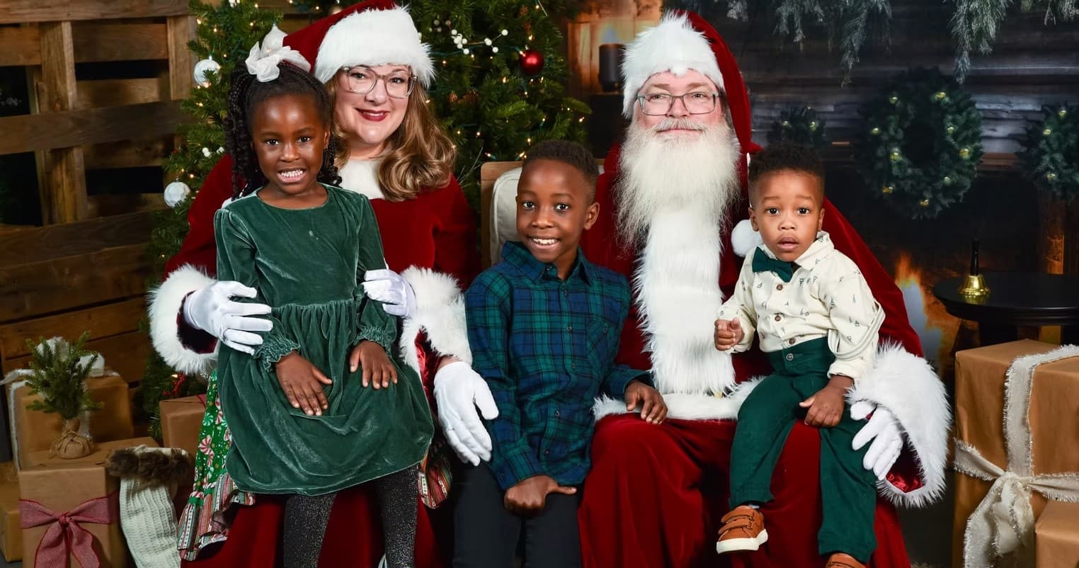 Holiday Family Session in Bethlehem: Outdoor Mini Sessions & Christmas Spectacular with Santa