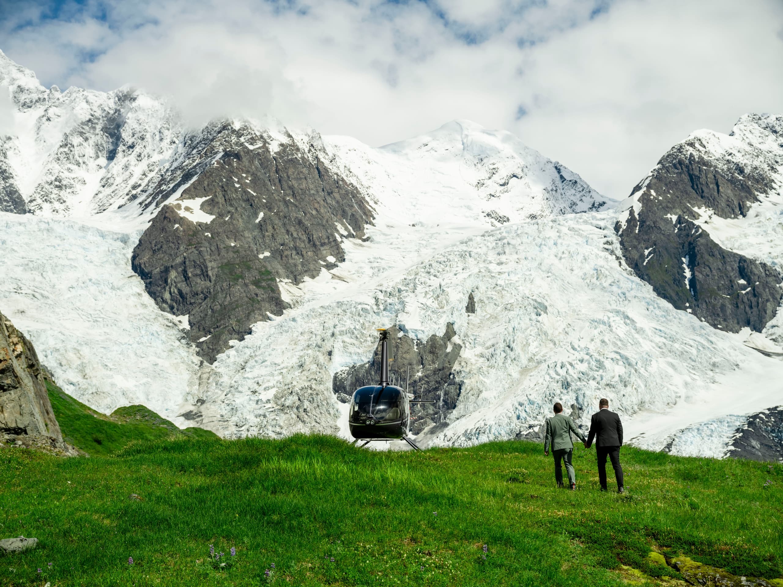 Helicopter Glacier Elopement Near Palmer Alaska 4-Hour R66 Photo Package