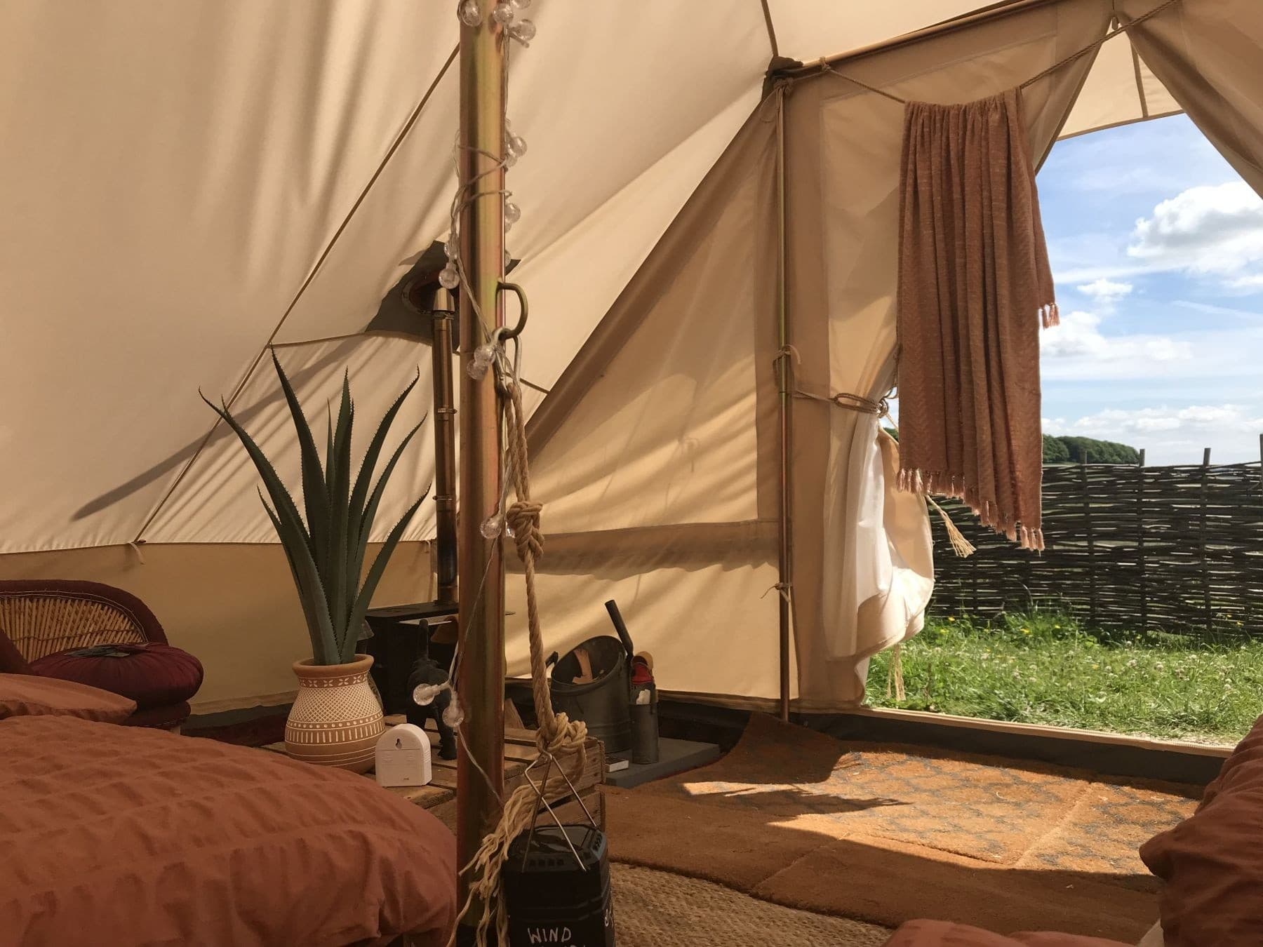 Sleep Under the Ridgeway: Ocher Weekday Tent Stay Near Rugby photo 3