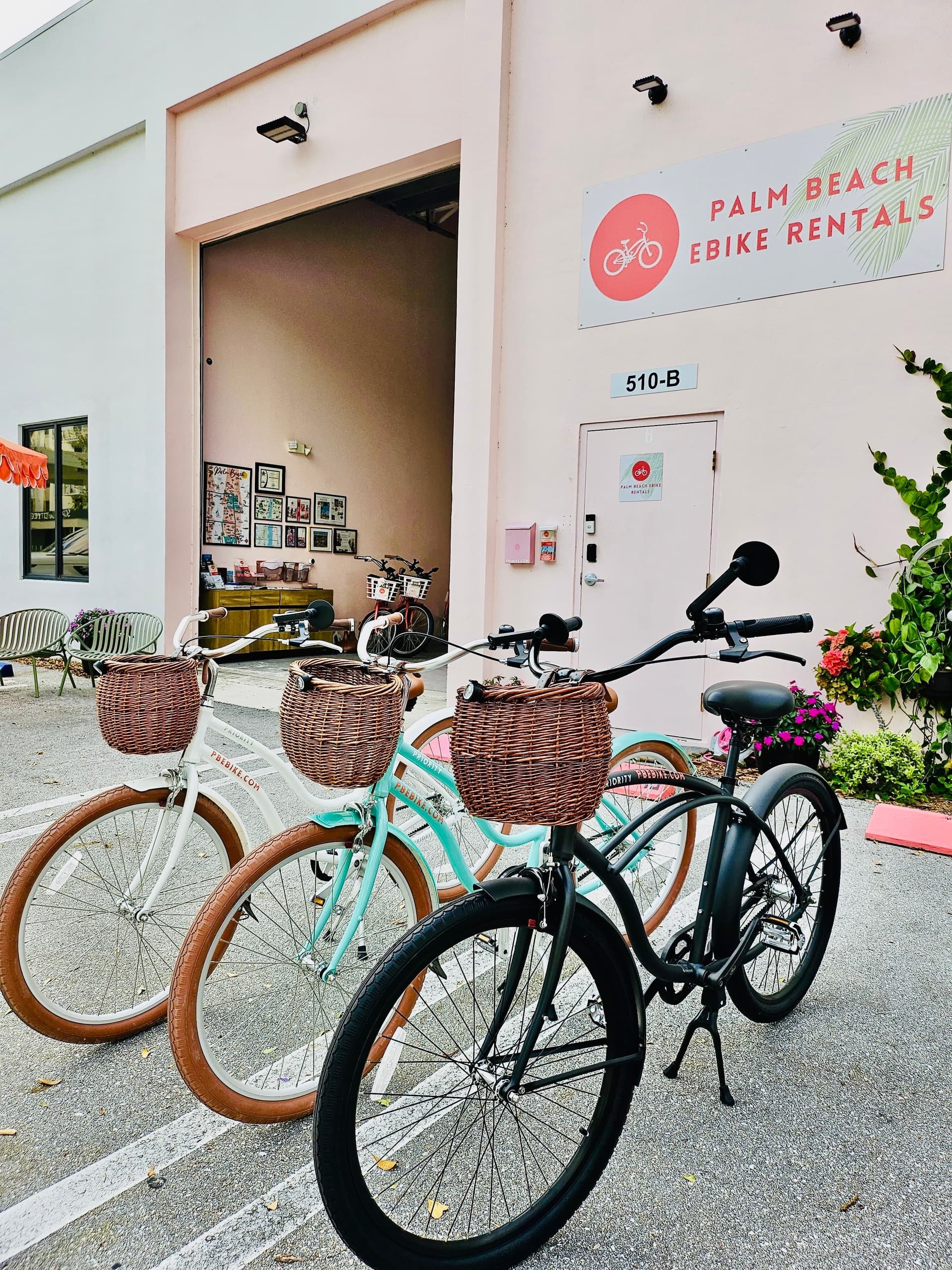 Cruise Palm Beach Lake Trail: Classic Cruiser Bicycle Rental for Leisurely Sightseeing photo 1