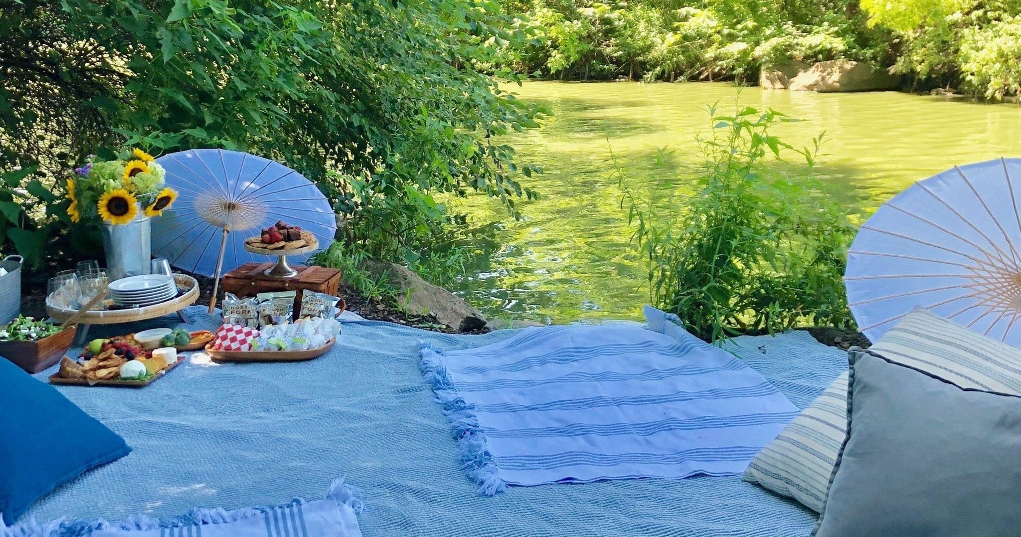 Outdoor Dining & Family Fun with Picnic Set Up for 10 People