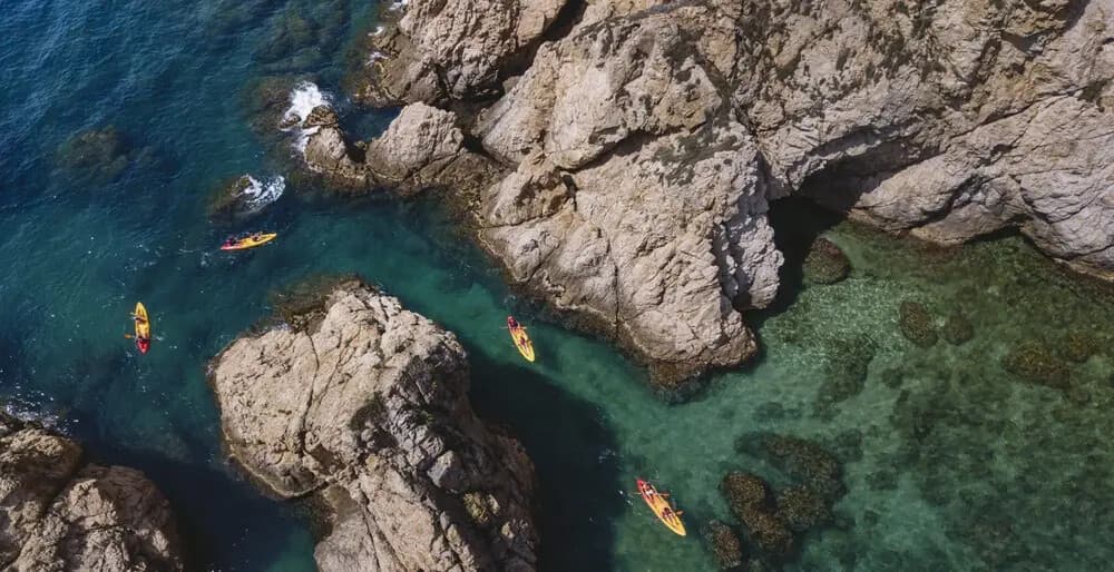 Kayak doble en Tossa de Mar: Explore Costa Brava coves and sea caves
