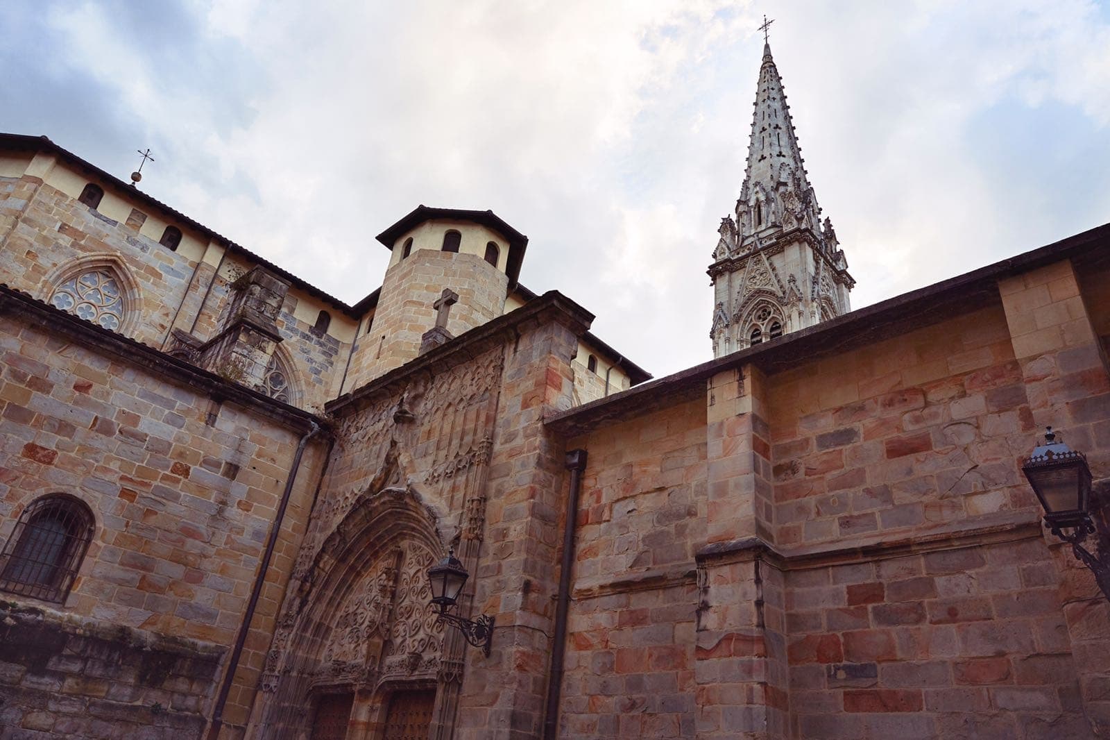 Historic Bilbao Walk & Cathedral Tour with Bilbaoguia