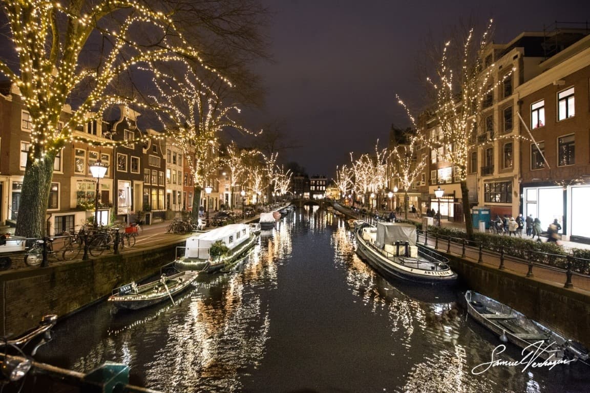 Strolling Amsterdam’s Golden Age: Private Walk Through Canals, Courtyards, and Merchant History