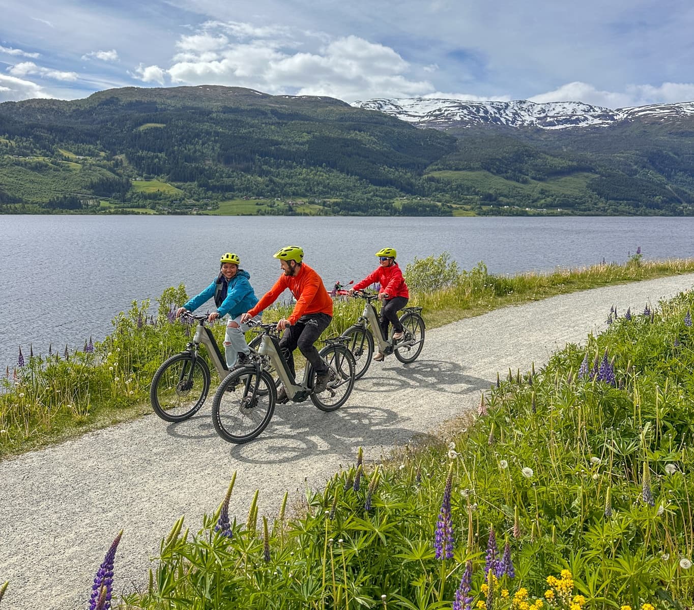 E-Trekking at Lake Vangsvatnet with Outdoor Norway