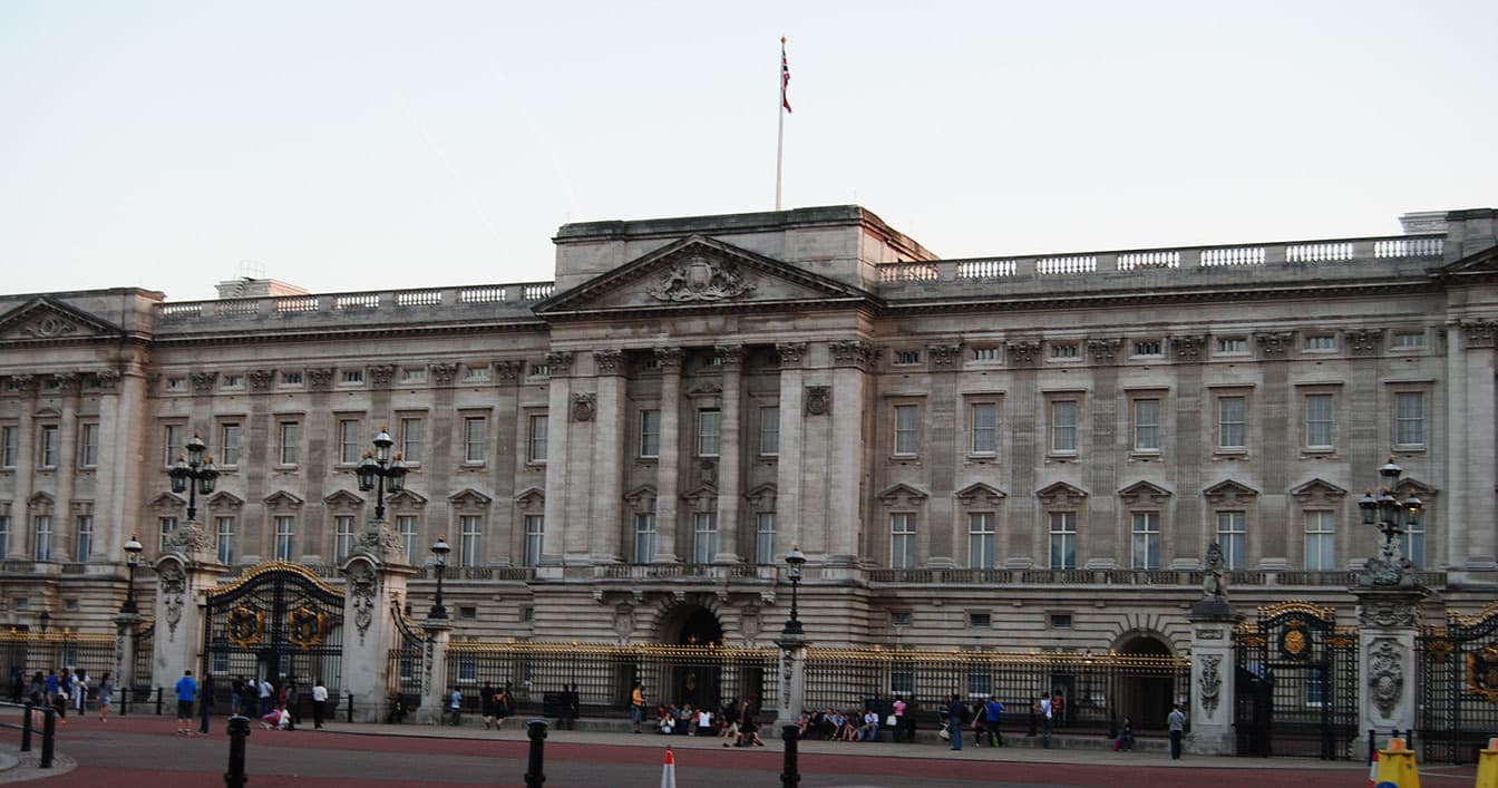Victoria and Albert Tour: VIP London Tour Experience