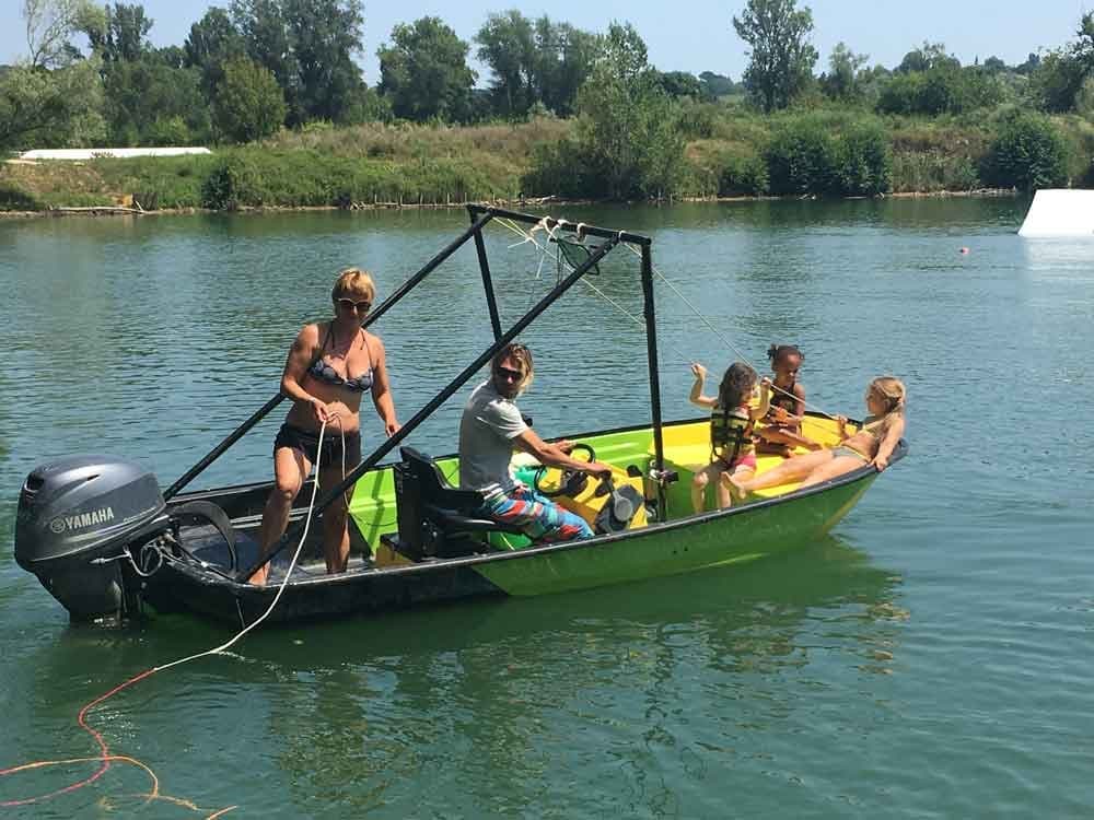 Private Small Boat Wakeboard Sessions with Wakelagoona in Virelade