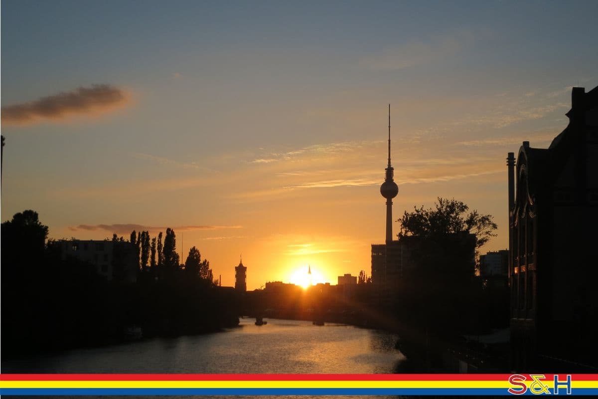Sunset on the Spree: A Calm 2-Hour Cruise from Friedrichstraße