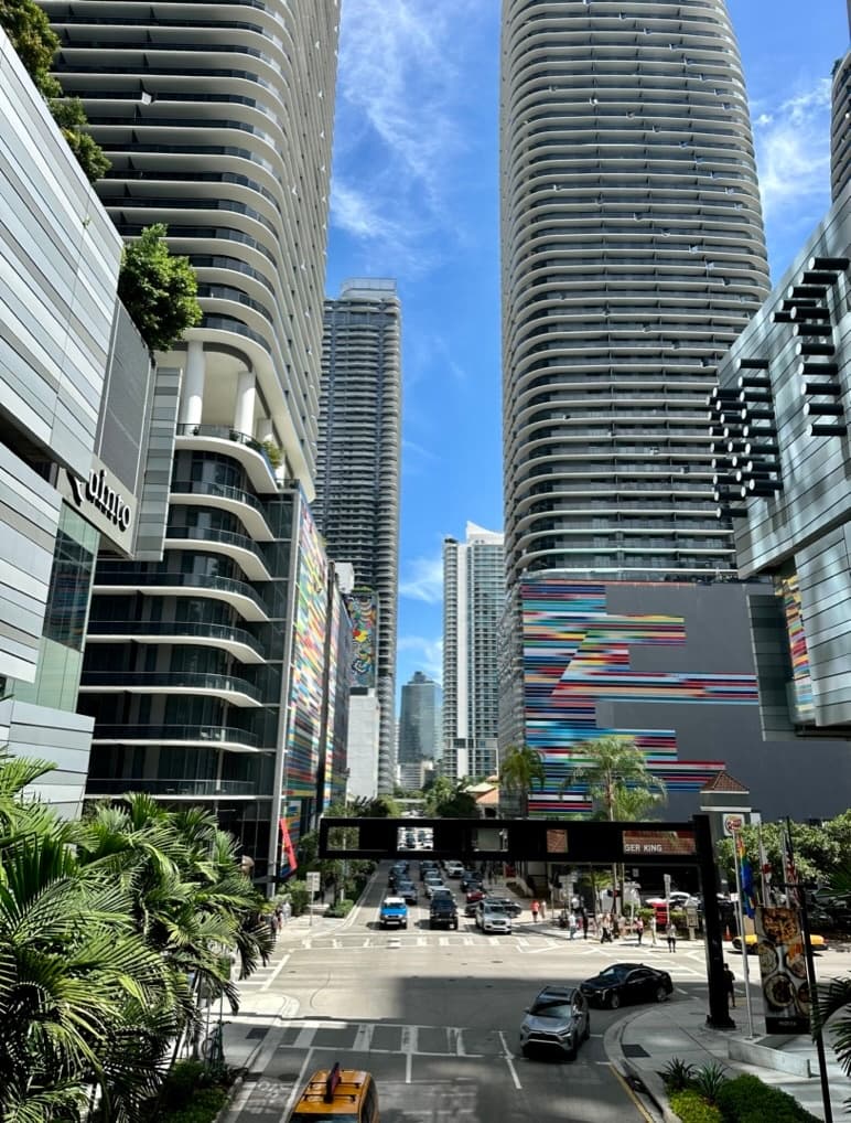 Miami City Tour + Biscayne Bay Boat: South Beach, Wynwood & Celebrity Mansions
